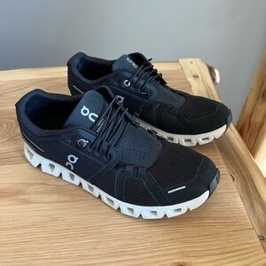 On Cloud 5 size 8 sneakers